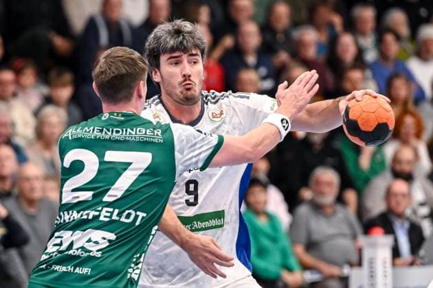 Goeppingen, Deutschland, 13.11.25: Oskar Sunnefeldt (FRISCH AUF! Goeppingen) und Jacob Lassen (HSV Hamburg) im Zweikampf waehrend des Daikin Handball Bundesliga Spiels zwischen FRISCH AUF! Goeppingen vs HSV Hamburg in der EWS Arena am 13. November 2025 in Goeppingen, Deutschland. (Foto von Harry Langer DeFodi Images) Goeppingen, Germany, 13.11.25: Oskar Sunnefeldt (FRISCH AUF! Goeppingen) und Jacob Lassen (HSV Hamburg) battle for the ball during the Daikin Handball Bundesliga match between FRISCH AUF! Goeppingen vs HSV Hamburg at EWS Arena on November 13, 2025 in Goeppingen, Germany. (Photo by Harry Langer DeFodi Images) (Photo by Harry Langer DeFodi Images) Goeppingen, Germany, 13 11 25 Oskar Sunnefeldt FRISCH AUF Goeppingen and Jacob Lassen HSV Hamburg in a duel during the Daikin Handball Bundesliga match between FRISCH AUF Goeppingen vs HSV Hamburg at EWS Arena on November 13, 2025 in Goeppingen, Germany Photo by Harry Langer DeFodi Images Goeppingen, Germany, 13 11 25 Oskar Sunnefeldt FRISCH AUF Goeppingen and Jacob Lassen HSV Hamburg battle for the ball during the Daikin Handball Bundesliga match between FRISCH AUF Goeppingen vs HSV Hamburg at EWS Arena on November 13, 2025 in Goeppingen, Germany Photo by Harry Langer DeFodi Images Photo by Harry Langer DeFodi Images