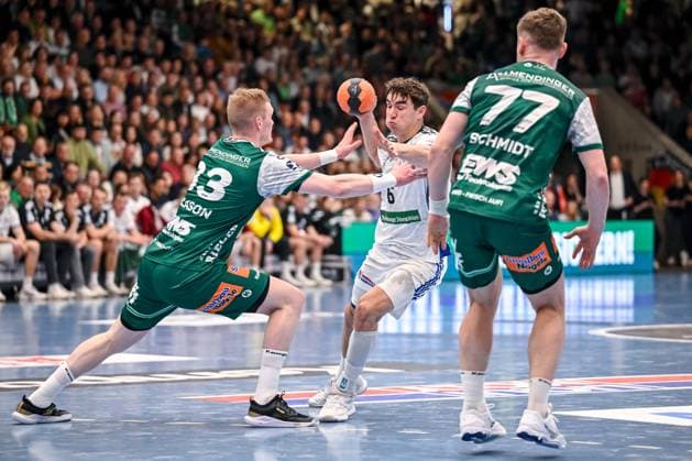 Goeppingen, Deutschland, 13.11.25: Ymir Oern Gislason (FRISCH AUF! Goeppingen), Elias Kofler (HSV Hamburg) und David Schmidt (FRISCH AUF! Goeppingen) im Zweikampf waehrend des Daikin Handball Bundesliga Spiels zwischen FRISCH AUF! Goeppingen vs HSV Hamburg in der EWS Arena am 13. November 2025 in Goeppingen, Deutschland. (Foto von Harry Langer DeFodi Images) Goeppingen, Germany, 13.11.25: Ymir Oern Gislason (FRISCH AUF! Goeppingen), Elias Kofler (HSV Hamburg) und David Schmidt (FRISCH AUF! Goeppingen) battle for the ball during the Daikin Handball Bundesliga match between FRISCH AUF! Goeppingen vs HSV Hamburg at EWS Arena on November 13, 2025 in Goeppingen, Germany. (Photo by Harry Langer DeFodi Images) (Photo by Harry Langer DeFodi Images) Goeppingen, Germany, 13 11 25 Ymir Oern Gislason FRISCH AUF Goeppingen , Elias Kofler HSV Hamburg and David Schmidt FRISCH AUF Goeppingen in a duel during the Daikin Handball Bundesliga match between FRISCH AUF Goeppingen vs HSV Hamburg at EWS Arena on November 13, 2025 in Goeppingen, Germany Photo by Harry Langer DeFodi Images Goeppingen, Germany, 13 11 25 Ymir Oern Gislason FRISCH AUF Goeppingen , Elias Kofler HSV Hamburg and David Schmidt FRISCH AUF Goeppingen battle for the ball during the Daikin Handball Bundesliga match between FRISCH AUF Goeppingen vs HSV Hamburg at EWS Arena on November 13, 2025 in Goeppingen, Germany Photo by Harry Langer DeFodi Images Photo by Harry Langer DeFodi Images