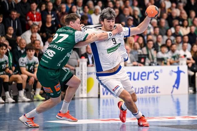 Goeppingen, Deutschland, 13.11.25: Oskar Sunnefeldt (FRISCH AUF! Goeppingen) und Jacob Lassen (HSV Hamburg) im Zweikampf waehrend des Daikin Handball Bundesliga Spiels zwischen FRISCH AUF! Goeppingen vs HSV Hamburg in der EWS Arena am 13. November 2025 in Goeppingen, Deutschland. (Foto von Harry Langer DeFodi Images) Goeppingen, Germany, 13.11.25: Oskar Sunnefeldt (FRISCH AUF! Goeppingen) und Jacob Lassen (HSV Hamburg) battle for the ball during the Daikin Handball Bundesliga match between FRISCH AUF! Goeppingen vs HSV Hamburg at EWS Arena on November 13, 2025 in Goeppingen, Germany. (Photo by Harry Langer DeFodi Images) (Photo by Harry Langer DeFodi Images) Goeppingen, Germany, 13 11 25 Oskar Sunnefeldt FRISCH AUF Goeppingen and Jacob Lassen HSV Hamburg in a duel during the Daikin Handball Bundesliga match between FRISCH AUF Goeppingen vs HSV Hamburg at EWS Arena on November 13, 2025 in Goeppingen, Germany Photo by Harry Langer DeFodi Images Goeppingen, Germany, 13 11 25 Oskar Sunnefeldt FRISCH AUF Goeppingen and Jacob Lassen HSV Hamburg battle for the ball during the Daikin Handball Bundesliga match between FRISCH AUF Goeppingen vs HSV Hamburg at EWS Arena on November 13, 2025 in Goeppingen, Germany Photo by Harry Langer DeFodi Images Photo by Harry Langer DeFodi Images