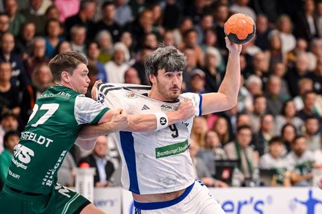 Goeppingen, Deutschland, 13.11.25: Oskar Sunnefeldt (FRISCH AUF! Goeppingen) und Jacob Lassen (HSV Hamburg) im Zweikampf waehrend des Daikin Handball Bundesliga Spiels zwischen FRISCH AUF! Goeppingen vs HSV Hamburg in der EWS Arena am 13. November 2025 in Goeppingen, Deutschland. (Foto von Harry Langer DeFodi Images) Goeppingen, Germany, 13.11.25: Oskar Sunnefeldt (FRISCH AUF! Goeppingen) und Jacob Lassen (HSV Hamburg) battle for the ball during the Daikin Handball Bundesliga match between FRISCH AUF! Goeppingen vs HSV Hamburg at EWS Arena on November 13, 2025 in Goeppingen, Germany. (Photo by Harry Langer DeFodi Images) (Photo by Harry Langer DeFodi Images) Goeppingen, Germany, 13 11 25 Oskar Sunnefeldt FRISCH AUF Goeppingen and Jacob Lassen HSV Hamburg in a duel during the Daikin Handball Bundesliga match between FRISCH AUF Goeppingen vs HSV Hamburg at EWS Arena on November 13, 2025 in Goeppingen, Germany Photo by Harry Langer DeFodi Images Goeppingen, Germany, 13 11 25 Oskar Sunnefeldt FRISCH AUF Goeppingen and Jacob Lassen HSV Hamburg battle for the ball during the Daikin Handball Bundesliga match between FRISCH AUF Goeppingen vs HSV Hamburg at EWS Arena on November 13, 2025 in Goeppingen, Germany Photo by Harry Langer DeFodi Images Photo by Harry Langer DeFodi Images