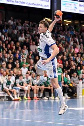 Goeppingen, Deutschland, 13.11.25: Nicolaj Jorgensen (HSV Hamburg) in Aktion, am Ball, Einzelaktion waehrend des Daikin Handball Bundesliga Spiels zwischen FRISCH AUF! Goeppingen vs HSV Hamburg in der EWS Arena am 13. November 2025 in Goeppingen, Deutschland. (Foto von Harry Langer DeFodi Images) Goeppingen, Germany, 13.11.25: Nicolaj Jorgensen (HSV Hamburg) controls the Ball during the Daikin Handball Bundesliga match between FRISCH AUF! Goeppingen vs HSV Hamburg at EWS Arena on November 13, 2025 in Goeppingen, Germany. (Photo by Harry Langer DeFodi Images) (Photo by Harry Langer DeFodi Images) Goeppingen, Germany, 13 11 25 Nicolaj Jorgensen HSV Hamburg in action, on the ball, single action during the Daikin Handball Bundesliga match between FRISCH AUF Goeppingen vs HSV Hamburg at EWS Arena on November 13, 2025 in Goeppingen, Germany Photo by Harry Langer DeFodi Images Goeppingen, Germany, 13 11 25 Nicolaj Jorgensen HSV Hamburg controls the Ball during the Daikin Handball Bundesliga match between FRISCH AUF Goeppingen vs HSV Hamburg at EWS Arena on November 13, 2025 in Goeppingen, Germany Photo by Harry Langer DeFodi Images Photo by Harry Langer DeFodi Images