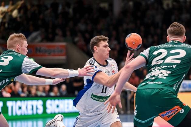 Goeppingen, Deutschland, 13.11.25: Ymir Oern Gislason (FRISCH AUF! Goeppingen), Nicolaj Jorgensen (HSV Hamburg) und Erik Persson (FRISCH AUF! Goeppingen) im Zweikampf waehrend des Daikin Handball Bundesliga Spiels zwischen FRISCH AUF! Goeppingen vs HSV Hamburg in der EWS Arena am 13. November 2025 in Goeppingen, Deutschland. (Foto von Harry Langer DeFodi Images) Goeppingen, Germany, 13.11.25: Ymir Oern Gislason (FRISCH AUF! Goeppingen), Nicolaj Jorgensen (HSV Hamburg) und Erik Persson (FRISCH AUF! Goeppingen) battle for the ball during the Daikin Handball Bundesliga match between FRISCH AUF! Goeppingen vs HSV Hamburg at EWS Arena on November 13, 2025 in Goeppingen, Germany. (Photo by Harry Langer DeFodi Images) (Photo by Harry Langer DeFodi Images) Goeppingen, Germany, 13 11 25 Ymir Oern Gislason FRISCH AUF Goeppingen , Nicolaj Jorgensen HSV Hamburg and Erik Persson FRISCH AUF Goeppingen in a duel during the Daikin Handball Bundesliga match between FRISCH AUF Goeppingen vs HSV Hamburg at EWS Arena on November 13, 2025 in Goeppingen, Germany Photo by Harry Langer DeFodi Images Goeppingen, Germany, 13 11 25 Ymir Oern Gislason FRISCH AUF Goeppingen , Nicolaj Jorgensen HSV Hamburg and Erik Persson FRISCH AUF Goeppingen battle for the ball during the Daikin Handball Bundesliga match between FRISCH AUF Goeppingen vs HSV Hamburg at EWS Arena on November 13, 2025 in Goeppingen, Germany Photo by Harry Langer DeFodi Images Photo by Harry Langer DeFodi Images