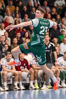 Goeppingen, Deutschland, 13.11.25: Oskar Sunnefeldt (FRISCH AUF! Goeppingen) in Aktion, am Ball, Einzelaktion waehrend des Daikin Handball Bundesliga Spiels zwischen FRISCH AUF! Goeppingen vs HSV Hamburg in der EWS Arena am 13. November 2025 in Goeppingen, Deutschland. (Foto von Harry Langer DeFodi Images) Goeppingen, Germany, 13.11.25: Oskar Sunnefeldt (FRISCH AUF! Goeppingen) controls the Ball during the Daikin Handball Bundesliga match between FRISCH AUF! Goeppingen vs HSV Hamburg at EWS Arena on November 13, 2025 in Goeppingen, Germany. (Photo by Harry Langer DeFodi Images) (Photo by Harry Langer DeFodi Images) Goeppingen, Germany, 13 11 25 Oskar Sunnefeldt FRISCH AUF Goeppingen in action, on the ball, single action during the Daikin Handball Bundesliga match between FRISCH AUF Goeppingen vs HSV Hamburg at EWS Arena on November 13, 2025 in Goeppingen, Germany Photo by Harry Langer DeFodi Images Goeppingen, Germany, 13 11 25 Oskar Sunnefeldt FRISCH AUF Goeppingen controls the Ball during the Daikin Handball Bundesliga match between FRISCH AUF Goeppingen vs HSV Hamburg at EWS Arena on November 13, 2025 in Goeppingen, Germany Photo by Harry Langer DeFodi Images Photo by Harry Langer DeFodi Images