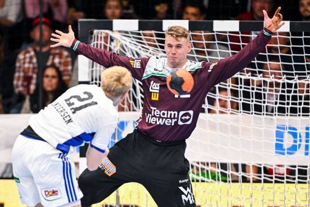 Goeppingen, Deutschland, 13.11.25: Frederiko Bo Andersen (HSV Hamburg) und Torwart Kristian Saveras (FRISCH AUF! Goeppingen) im Zweikampf waehrend des Daikin Handball Bundesliga Spiels zwischen FRISCH AUF! Goeppingen vs HSV Hamburg in der EWS Arena am 13. November 2025 in Goeppingen, Deutschland. (Foto von Harry Langer DeFodi Images) Goeppingen, Germany, 13.11.25: Frederiko Bo Andersen (HSV Hamburg) und Torwart Kristian Saveras (FRISCH AUF! Goeppingen) battle for the ball during the Daikin Handball Bundesliga match between FRISCH AUF! Goeppingen vs HSV Hamburg at EWS Arena on November 13, 2025 in Goeppingen, Germany. (Photo by Harry Langer DeFodi Images) (Photo by Harry Langer DeFodi Images) Goeppingen, Germany, 13 11 25 Frederiko Bo Andersen HSV Hamburg and goalkeeper Kristian Saveras FRISCH AUF Goeppingen in a duel during the Daikin Handball Bundesliga match between FRISCH AUF Goeppingen vs HSV Hamburg at EWS Arena on November 13, 2025 in Goeppingen, Germany Photo by Harry Langer DeFodi Images Goeppingen, Germany, 13 11 25 Frederiko Bo Andersen HSV Hamburg and goalkeeper Kristian Saveras FRISCH AUF Goeppingen battle for the ball during the Daikin Handball Bundesliga match between FRISCH AUF Goeppingen vs HSV Hamburg at EWS Arena on November 13, 2025 in Goeppingen, Germany Photo by Harry Langer DeFodi Images Photo by Harry Langer DeFodi Images
