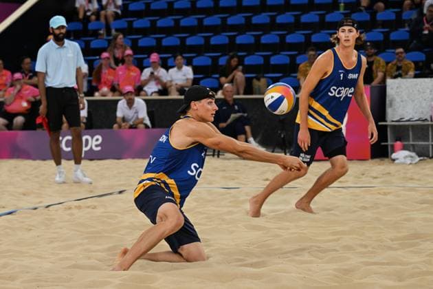 251114 Sweden™s Jacob Nilsson Holting and Elmer Andersson during their victorious first group game against Australia™s Hood Merritt during The Beach Volleyball World Championships November 14, 2025 in Adelaide, Australia Photo Michael Errey BILDBYRAN volleyboll volleyball beachvolley beach volleyball world championships sverige australien national team sweden herr  Copyright: MICHAELxERREY BB251114BB141