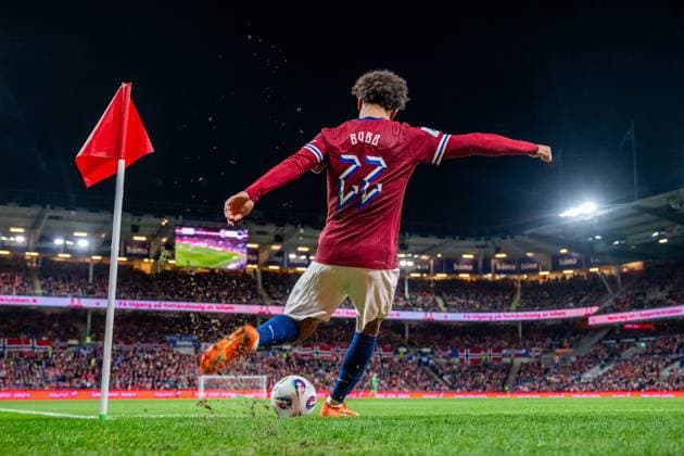 251113 Oscar Bobb of Norway takes a corner kick during the FIFA World Cup, WM, Weltmeisterschaft, Fussball Qualifier football match between Norway and Estonia on November 13, 2025 in Oslo. Photo: Vegard Grott BILDBYRAN kod VG VG0831 bbeng fotball football soccer fotboll fifa world cup qualifiers european qualifiers 2026 uefa world cup qualifiers vm-kvalifisering vm kvalik vm kval norge norway estland estonia *** 251113 Oscar Bobb of Norway takes a corner kick during the FIFA World Cup Qualifier football match between Norway and Estonia on November 13, 2025 in Oslo Photo Vegard Grott BILDBYRAN kod VG VG0831 bbeng fotball football soccer fotboll fifa world cup qualifiers european qualifiers 2026 uefa world cup qualifiers vm kvalifisering vm kvalik vm kval norge norway estland estonia  Copyright: VEGARDxGRoTT BB251113VG182