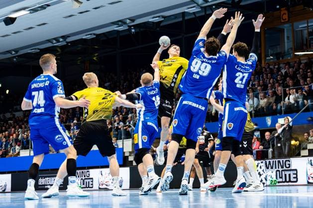 13 11 2025, GER, Handball, Men, Season 25 26, Daikin 1 Bl, 12 Matchday ThSV Eisenach TVB Stuttgart Simone Mengon TVB Stuttgart , Tillman Leu ThSV Eisenach,99 , Phillip Meyer ThSV Eisenach,27 99817 Eisenach Werner Assmann Halle Am Sportp Thueringen Germany
