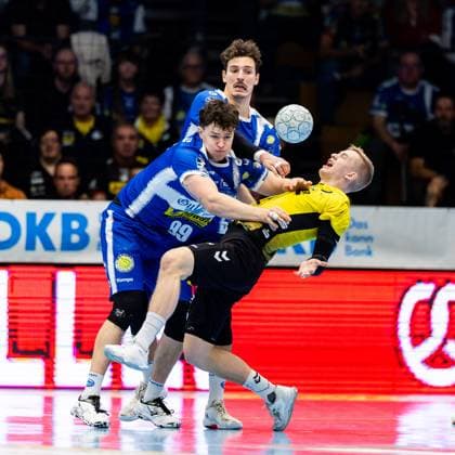 13 11 2025, GER, Handball, Men, Season 25 26, Daikin 1 Bl, 12 Matchday ThSV Eisenach TVB Stuttgart Tillman Leu ThSV Eisenach,99 , Torben Matzken TVB Stuttgart , Phillip Meyer ThSV Eisenach,27 99817 Eisenach Werner Assmann Halle Am Sportp Thueringen Germany