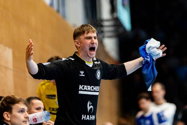 13 11 2025, GER, Handball, Men, Season 25 26, Daikin 1 Bl, 12 Matchday ThSV Eisenach TVB Stuttgart Cheering on the substitutes bench of TVB Stuttgart 99817 Eisenach Werner Assmann Halle Am Sportp Thueringen Germany
