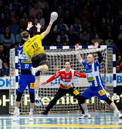 13 11 2025, GER, Handball, Men, Season 25 26, Daikin 1 Bl, 12 Matchday ThSV Eisenach TVB Stuttgart Simone Mengon TVB Stuttgart , Phillip Meyer ThSV Eisenach,27 99817 Eisenach Werner Assmann Halle Am Sportp Thueringen Germany