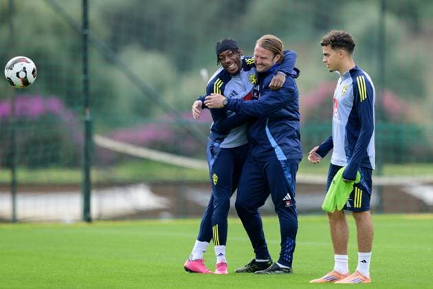 251114 Anthony Elanga, assistant coach Björn Hamberg and Yasin Ayari of the Swedish national football team during a training session on November 14, 2025 in Marbella Photo Joel Marklund BILDBYRAN kod JM JM0749 bbeng fotboll football soccer fotball vm kval fifa world cup qualifier träning practice training sverige sweden sverige a  Copyright: JOELxMARKLUND BB251114JM018