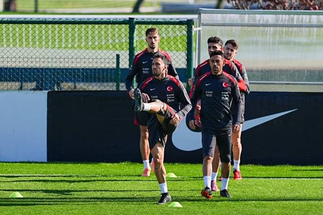 Turkiye prepares for fifth Group E match against Bulgaria ISTANBUL, TURKIYE - NOVEMBER 14: Hakan Calhanoglu (L) and Irfan Can Kahveci (R) of Turkiye’s National Football Team train for tomorrow s match against Bulgaria in Bursa, their fifth match in Group E of the 2026 FIFA World Cup, WM, Weltmeisterschaft, Fussball European Qualifiers in Istanbul, Turkiye on November 14, 2025. Adem Kutucu Anadolu Istanbul Turkey. Editorial use only. Please get in touch for any other usage.  Copyright: x2025xAnadoluxAdemxKutucux