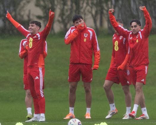 Wales Training Lewis Koumas (L) and Joel Colwill (R) celebrate during the Wales Training session at The Vale Resort, Hensol UK Newspapers OUT Copyright: xKaraxThomasx FIL-22498-0017