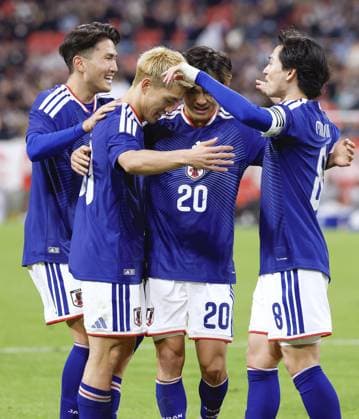 Football: Japan vs. Ghana Japan s Ritsu Doan (2nd from L) is congratulated by teammates after scoring the team s second goal in the second half of a football International Friendly, Länderspiel, Nationalmannschaft against Ghana at Toyota Stadium in Toyota, Aichi Prefecture, on Nov. 14, 2025.  A14AA0005035530P