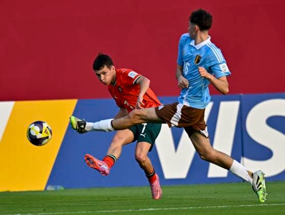 Portugal v Belgium : Round of 32- FIFA U-17 World Cup Qatar 2025 Duarte Cunha of Portugal and Axl Wins of Belgium in action during the FIFA U-17 World Cup Qatar 2025 Round of 32 match between Portugal and Belgium in Doha, Qatar, on November 14, 2025. DOHA Qatar Copyright: xNOUSHADxTHEKKAYILx