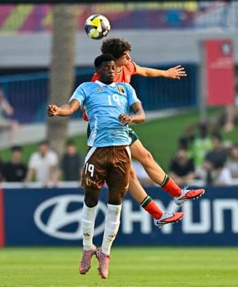 Portugal v Belgium : Round of 32- FIFA U-17 World Cup Qatar 2025 Martim Chelmik of Portugal and Rene Mitongo of Belgium in action during the FIFA U-17 World Cup Qatar 2025 Round of 32 match between Portugal and Belgium in Doha, Qatar, on November 14, 2025. DOHA Qatar Copyright: xNOUSHADxTHEKKAYILx