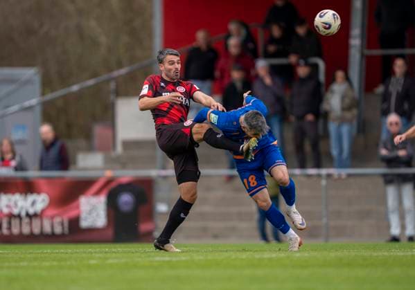 duel between Sascha Mockenhaupt SV Wehen Wiesbaden, 4 and Arif Gueclue Sportfreunde Siegen, 18 SV Wehen Wiesbaden Sportfreunde Siegen 14 11 2025 Soccer, Test match regional league, SV Wehen Wiesbaden Sportfreunde Siegen, GER, Taunusstein, NLZ Halberg Copyright: HMBxMedia xMarcoxBader