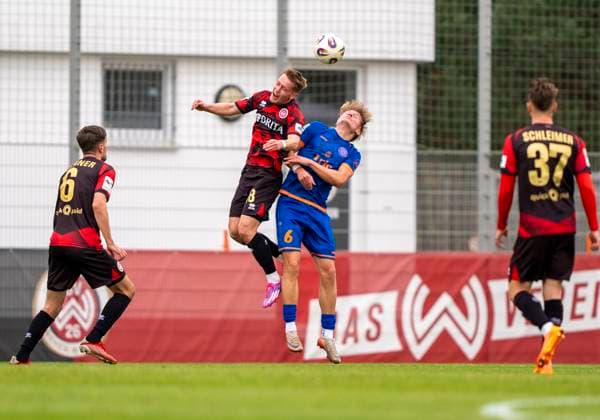 Header duel between Leon Pursian Sportfreunde Siegen, 6 and Fabian Greilinger SV Wehen Wiesbaden, 18 SV Wehen Wiesbaden Sportfreunde Siegen 14 11 2025 Soccer, Test match regional league, SV Wehen Wiesbaden Sportfreunde Siegen, GER, Taunusstein, NLZ Halberg Copyright: HMBxMedia xMarcoxBader