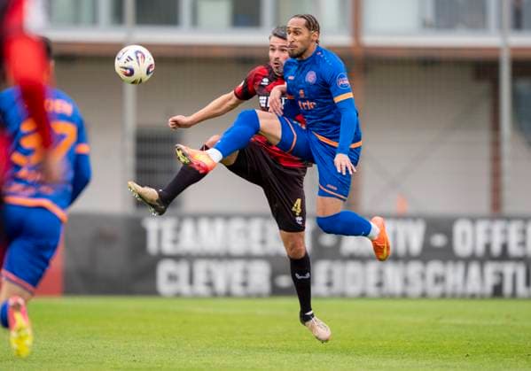 duel between Kevin Goden Sportfreunde Siegen, 27 and Sascha Mockenhaupt SV Wehen Wiesbaden, 4 SV Wehen Wiesbaden Sportfreunde Siegen 14 11 2025 Soccer, Test match regional league, SV Wehen Wiesbaden Sportfreunde Siegen, GER, Taunusstein, NLZ Halberg Copyright: HMBxMedia xMarcoxBader