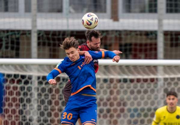Header duel between Orestis Kiomourtzoglou SV Wehen Wiesbaden, 14 and Dustin Willms Sportfreunde Siegen, 30 SV Wehen Wiesbaden Sportfreunde Siegen 14 11 2025 Soccer, Test match regional league, SV Wehen Wiesbaden Sportfreunde Siegen, GER, Taunusstein, NLZ Halberg Copyright: HMBxMedia xMarcoxBader