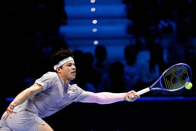 United States™ Ben Shelton returns the ball to Italy s Jannik Sinner the singles tennis match of the ATP, Tennis Herren World Tour Finals at the Inalpi Arena in Turin, Italy - Friday, Nov. 14, 2025. -  Copyright: xMarcoxAlpozzi LaPressex