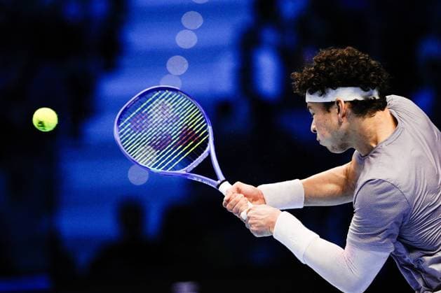 United States™ Ben Shelton returns the ball to Italy s Jannik Sinner the singles tennis match of the ATP, Tennis Herren World Tour Finals at the Inalpi Arena in Turin, Italy - Friday, Nov. 14, 2025. -  Copyright: xMarcoxAlpozzi LaPressex