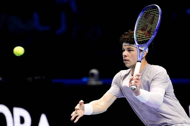 United States™ Ben Shelton returns the ball to Italy s Jannik Sinner the singles tennis match of the ATP, Tennis Herren World Tour Finals at the Inalpi Arena in Turin, Italy - Friday, Nov. 14, 2025. -  Copyright: xMarcoxAlpozzi LaPressex