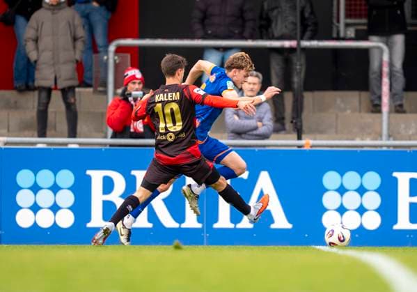 duel between Robin Kalem SV Wehen Wiesbaden, 10 and Tom Gutsch Sportfreunde Siegen, 5 SV Wehen Wiesbaden Sportfreunde Siegen 14 11 2025 Soccer, Test match regional league, SV Wehen Wiesbaden Sportfreunde Siegen, GER, Taunusstein, NLZ Halberg Copyright: HMBxMedia xMarcoxBader