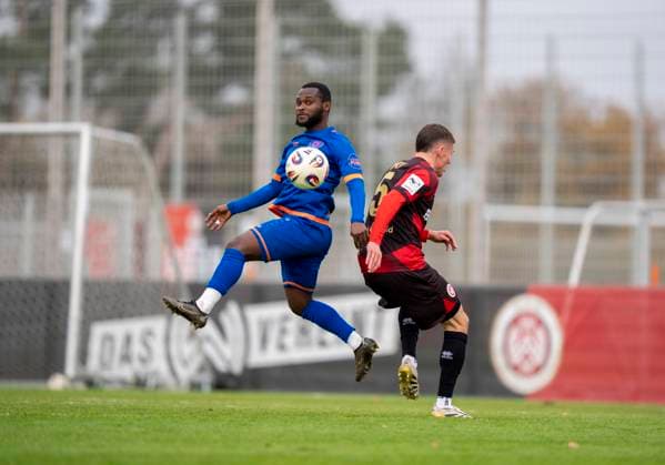 Duel between Derrick Kyere Sportfreunde Siegen, 11 and Niklas May SV Wehen Wiesbaden, 5 SV Wehen Wiesbaden Sportfreunde Siegen 14 11 2025 Soccer, Test match regional league, SV Wehen Wiesbaden Sportfreunde Siegen, GER, Taunusstein, NLZ Halberg Copyright: HMBxMedia xMarcoxBader