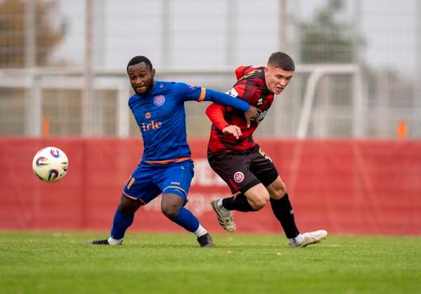 Duel between Derrick Kyere Sportfreunde Siegen, 11 and Niklas May SV Wehen Wiesbaden, 5 SV Wehen Wiesbaden Sportfreunde Siegen 14 11 2025 Soccer, Test match regional league, SV Wehen Wiesbaden Sportfreunde Siegen, GER, Taunusstein, NLZ Halberg Copyright: HMBxMedia xMarcoxBader
