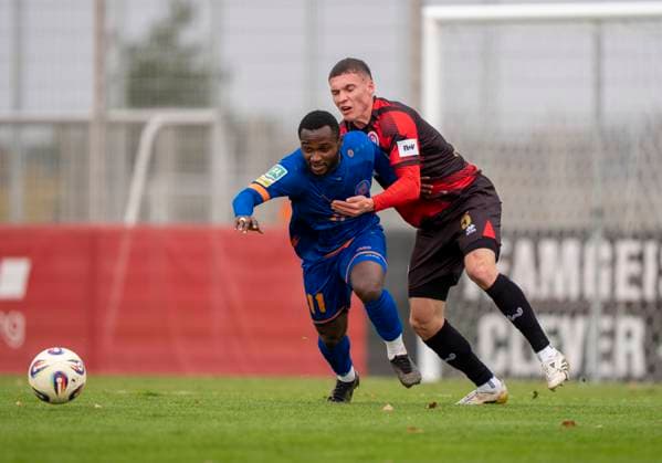 Duel between Derrick Kyere Sportfreunde Siegen, 11 and Niklas May SV Wehen Wiesbaden, 5 SV Wehen Wiesbaden Sportfreunde Siegen 14 11 2025 Soccer, Test match regional league, SV Wehen Wiesbaden Sportfreunde Siegen, GER, Taunusstein, NLZ Halberg Copyright: HMBxMedia xMarcoxBader