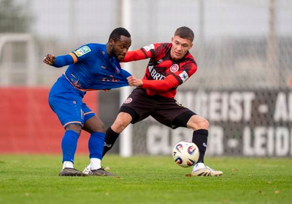Duel between Derrick Kyere Sportfreunde Siegen, 11 and Niklas May SV Wehen Wiesbaden, 5 SV Wehen Wiesbaden Sportfreunde Siegen 14 11 2025 Soccer, Test match regional league, SV Wehen Wiesbaden Sportfreunde Siegen, GER, Taunusstein, NLZ Halberg Copyright: HMBxMedia xMarcoxBader