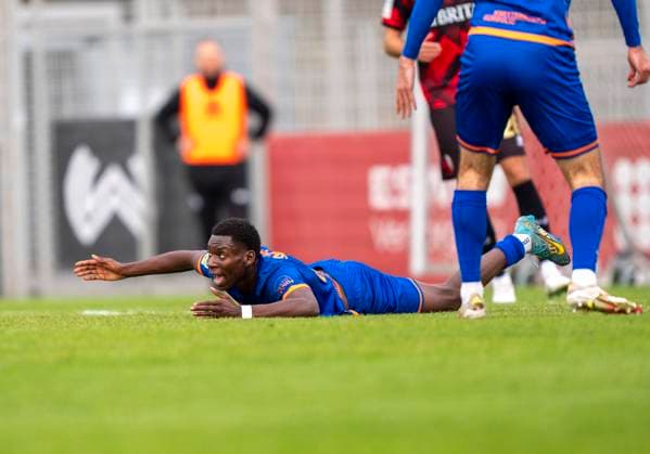 Josue Santo Sportfreunde Siegen, 8 complains lying on the ground SV Wehen Wiesbaden Sportfreunde Siegen 14 11 2025 Soccer, Test match Regionalliga, SV Wehen Wiesbaden Sportfreunde Siegen, GER, Taunusstein, NLZ Halberg Copyright: HMBxMedia xMarcoxBader