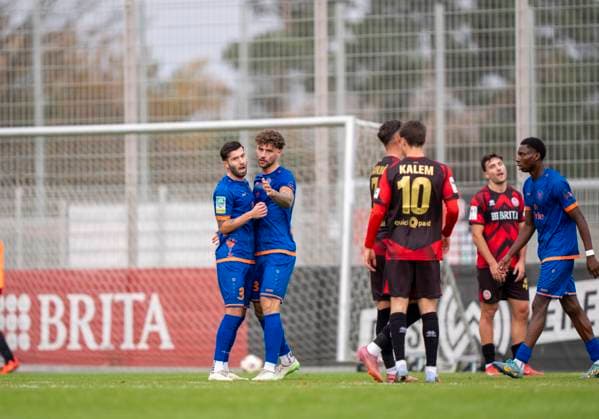 Sportfreunde Siegen celebrate Jan Luca Rumpfs goal Sportfreunde Siegen, 13 re Here he cheers with Dennis Brock Sportfreunde Siegen, 34 SV Wehen Wiesbaden Sportfreunde Siegen 14 11 2025 Football, Test match regional league, SV Wehen Wiesbaden Sportfreunde Siegen, GER, Taunusstein, NLZ Halberg Copyright: HMBxMedia xMarcoxBader