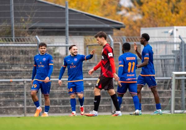 Cheers at Sportfreunde Siegen over the 0 2 In front is Robin Kalem SV Wehen Wiesbaden, 10 disappointed SV Wehen Wiesbaden Sportfreunde Siegen 14 11 2025 Soccer, Test match regional league, SV Wehen Wiesbaden Sportfreunde Siegen, GER, Taunusstein, NLZ Halberg Copyright: HMBxMedia xMarcoxBader
