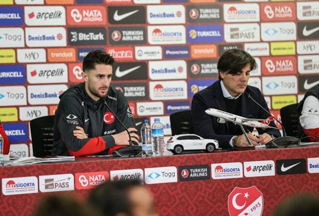 Ahead of Turkiye v Bulgaria – 2026 FIFA World Cup, WM, Weltmeisterschaft, Fussball qualifiers BURSA, TURKIYE - NOVEMBER 14: Turkiye head coach Vincenzo Montella (R) and national team, Nationalteam player Ismail Yuksek (L) speak during a press conference, PK, Pressekonferenz at Ataturk Sports Complex Matli Stadium ahead of Turkiye’s 2026 FIFA World Cup UEFA Qualifiers Group E match against Bulgaria in Bursa, Turkiye, on November 14, 2025. Fatih Capkin Anadolu Bursa Turkey. Editorial use only. Please get in touch for any other usage. Copyright: x2025xAnadoluxFatihxCapkinx