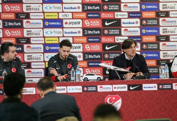 Ahead of Turkiye v Bulgaria – 2026 FIFA World Cup, WM, Weltmeisterschaft, Fussball qualifiers BURSA, TURKIYE - NOVEMBER 14: Turkiye head coach Vincenzo Montella (R) and national team, Nationalteam player Ismail Yuksek (C) speak during a press conference, PK, Pressekonferenz at Ataturk Sports Complex Matli Stadium ahead of Turkiye’s 2026 FIFA World Cup UEFA Qualifiers Group E match against Bulgaria in Bursa, Turkiye, on November 14, 2025. Fatih Capkin Anadolu Bursa Turkey. Editorial use only. Please get in touch for any other usage. Copyright: x2025xAnadoluxFatihxCapkinx