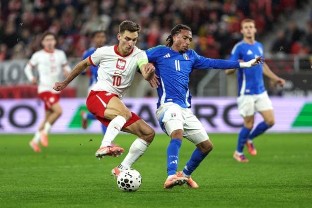 Fußball, U21 EM Quali, Polen - Italien 14.11.2025 SZCZECIN , STADION IM. FLORIANA KRYGIERA PILKA NOZNA (FOOTBALL) UEFA ELIMINACJE MISTRZOSTW EUROPY U21, U 21 (UEFA UNDER 21 CHAMPIONSCHIP QUALIFYING ROUND ) MECZ POLSKA - WLOCHY ( POLAND - ITALY ) NZ (L) TOMSZ PIENKO , (R) KUSA KOLEOSHO FOTO JAKUB PIASECKI CYFRASPORT NEWSPIX.PL --- newspix.pl 