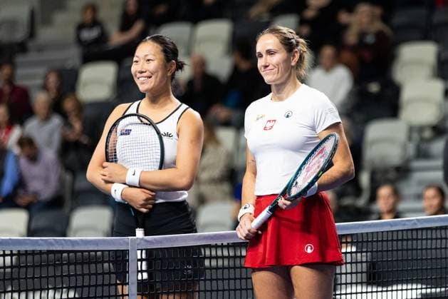 Gorzow Wielkopolski 14.11.2025. Tenis.Turniej kwalifikacyjny grupy B Billie Jean King Cup mecz Polska- Nowa Zelandia --- Tennis. Billie Jean King Cup Group B Qualifying Tournament match Polska- Nowa Zelandia, nz Katarzyna Kawa, Vivian Yang, fot. Tomasz Kluczynski Arena Akcji NEWSPIX.PL --- newspix.pl 
