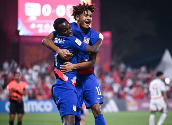Football, Junior U 17 World Cup 2025 Doha Qatar Round of 16 14 11 2025 Match 76 USA Morocco CHEERS USA Nimfasha Berchimas left hugs Mathis Albert right, Borussia Dortmund