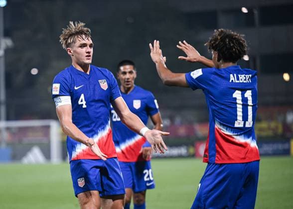 Football, Junior U 17 World Cup 2025 Doha Qatar Round of 16 14 11 2025 Match 76 USA Morocco CHEERS USA Christopher Cupps left claps Mathis Albert right, Borussia Dortmund