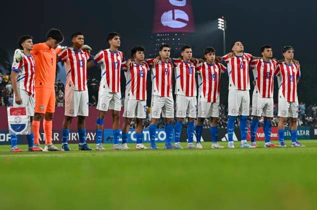 Fußball, U17 WM, Brasilien - Paraguay Brazil v Paraguay : Round of 32- FIFA U-17 World Cup Qatar 2025 Starting players of Paraguay line up prior to the FIFA U-17 World Cup Qatar 2025 Round of 32 match between Brazil and Paraguay in Doha, Qatar, on November 14, 2025. DOHA Qatar Copyright: xNOUSHADxTHEKKAYILx