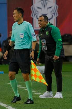 Fußball, Länderspiel, Südkorea - Bolivien South Korea v Bolivia - International Friendly, Länderspiel, Nationalmannschaft Oscar Villegas, the head coach of Bolivia, takes action during the men s international friendly football match between South Korea and Bolivia at World Cup Stadium in Daejeon, South Korea, on November 14, 2025. Daejeon South Korea  Copyright: xSeung-ilxRyux originalFilename:ryu-2025mens251114_npRY6.jpg
