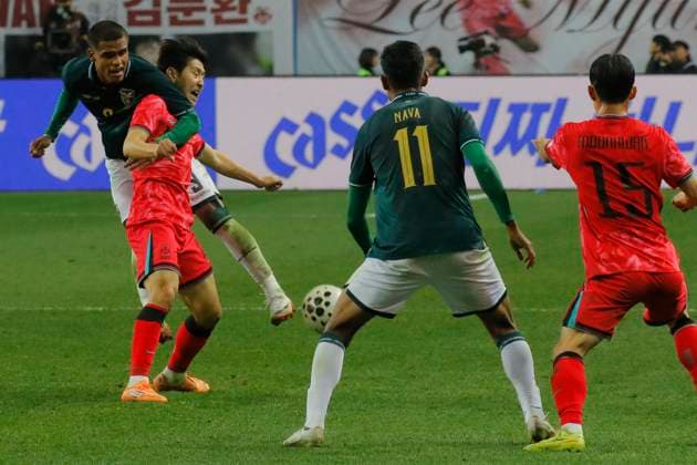 Fußball, Länderspiel, Südkorea - Bolivien South Korea v Bolivia - International Friendly, Länderspiel, Nationalmannschaft Lee Kangin of South Korea and Enzo Monteiro of Bolivia play during the Football Men s international Friendly Match between South Korea and Bolivia at World Cup Stadium in Daejeon, South Korea, on November 14, 2025. Daejeon South Korea  Copyright: xSeung-ilxRyux originalFilename:ryu-2025mens251114_npXMU.jpg