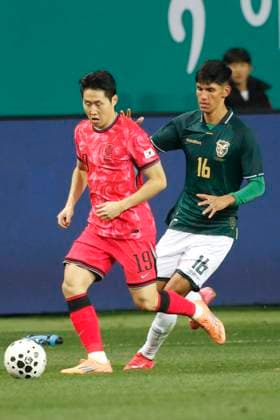 Fußball, Länderspiel, Südkorea - Bolivien South Korea v Bolivia - International Friendly, Länderspiel, Nationalmannschaft On November 14, 2025, in Daejeon, South Korea, Lee Kangin of South Korea and Marcelo Torrez of Bolivia play during the Football Men s international Friendly Match between South Korea and Bolivia at World Cup Stadium in Daejeon, South Korea. Daejeon South Korea  Copyright: xSeung-ilxRyux originalFilename:ryu-2025mens251114_npau8.jpg
