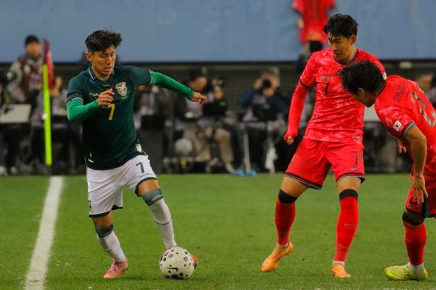 Fußball, Länderspiel, Südkorea - Bolivien South Korea v Bolivia - International Friendly, Länderspiel, Nationalmannschaft On November 14, 2025, in Daejeon, South Korea, Son Heungmin of South Korea and Miguel Terceros of Bolivia participate in the Football Men s international Friendly Match between South Korea and Bolivia at World Cup Stadium in Daejeon, South Korea. Daejeon South Korea  Copyright: xSeung-ilxRyux originalFilename:ryu-2025mens251114_npSLP.jpg