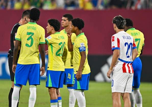 Fußball, U17 WM, Brasilien - Paraguay Brazil v Paraguay : Round of 32- FIFA U-17 World Cup Qatar 2025 Brazil players argue with referee during the FIFA U-17 World Cup Qatar 2025 Round of 32 match between Brazil and Paraguay in Doha, Qatar, on November 14, 2025. DOHA Qatar Copyright: xNOUSHADxTHEKKAYILx