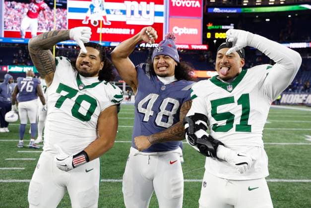 NFL, American Football Herren, USA 2025: Jets Vs Patriots NOV 13 November 13, 2025; Foxborough, MA, USA; New York Jets offensive tackle Armand Membou (70), New England Patriots linebacker Jahlani Tavai (48) and New York Jets linebacker Francisco Mauigoa (51) pose for pictures at the conclusion of the NFL game between New York Jets and New England Patriots at Gillette Stadium in Foxborough, MA. (Credit Image: Anthony Nesmith Cal Media) (Credit Image: Anthony Nesmith Cal Sport Media) Foxborough Massachusetts United States EDITORIAL USE ONLY Copyright: xx ZUMA-20251114_zma_c04_001.jpg AnthonyxNesmithx csmphotothree442624