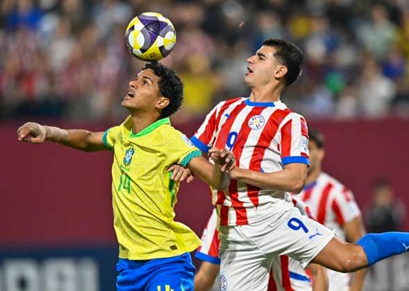 Fußball, U17 WM, Brasilien - Paraguay Brazil v Paraguay : Round of 32- FIFA U-17 World Cup Qatar 2025 Luccas Ramon of Brazil and Mauricio De Carvalho of Paraguay in action during the FIFA U-17 World Cup Qatar 2025 Round of 32 match between Brazil and Paraguay in Doha, Qatar, on November 14, 2025. DOHA Qatar Copyright: xNOUSHADxTHEKKAYILx