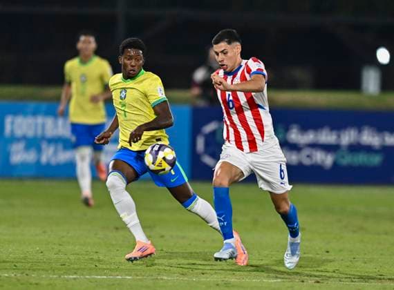 Fußball, U17 WM, Brasilien - Paraguay Brazil v Paraguay : Round of 32- FIFA U-17 World Cup Qatar 2025 Ruan Pablo of Brazil and Leo Cristaldo of Paraguay in action during the FIFA U-17 World Cup Qatar 2025 Round of 32 match between Brazil and Paraguay in Doha, Qatar, on November 14, 2025. DOHA Qatar Copyright: xNOUSHADxTHEKKAYILx